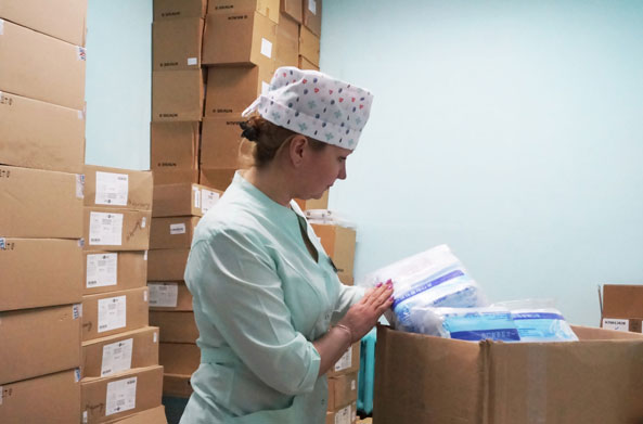  Сотрудникам больницы, работающим «на передовой», подарили медицинские маски 
