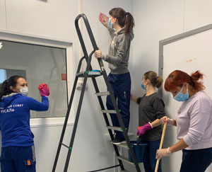  Волонтеры Краснотурьинска заканчивают уборку нового медцентра 