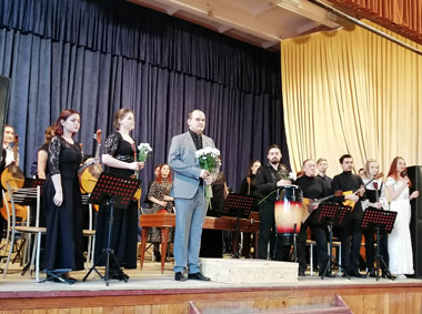  Звучали струны, голоса, сердца: в Краснотурьинске прошел благотворительный концерт для медработников 
