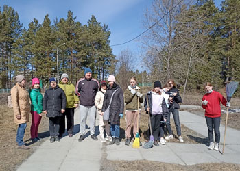  Подростковые клубы помогли убрать плотинку около детской больницы Краснотурьинска 