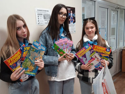  Школьники принесли подарки в детский стационар Краснотурьинска 