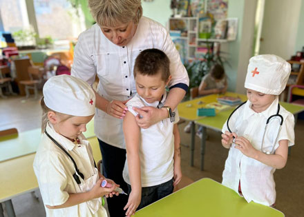  Поиграли в докторов, нарисовали вирусы: медики Краснотурьинска рассказали детям о прививках 